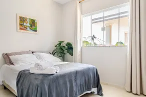 Spacious House with Backyard Near Lagoa - Image 3