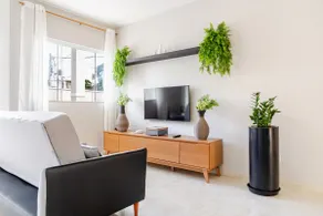 Spacious House with Backyard Near Lagoa - Image 5