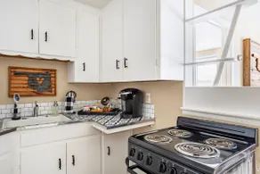 1930's Farm House Apartment - Image 5