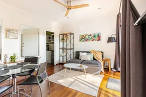 The Palm Tree Loft, close to shops and lake - Image 2
