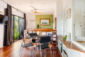 The Palm Tree Loft, close to shops and lake - Image 3