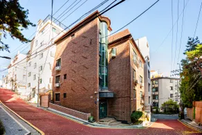 5 minutes walk from Cheongdam Station 8 minutes from Gangnamgu Office Station - Image 5