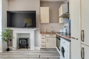 New 1 Bedroom Flat, 5 Minutes from Chelsea Stadium - Image 5