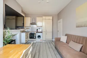 New 1 Bedroom Flat, 5 Minutes from Chelsea Stadium - Image 2