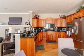 Beautiful 1/2 Duplex in Cherry Creek - Image 3