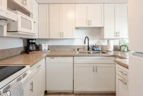 Ocean View Condo in the Heart of Kona - Image 3