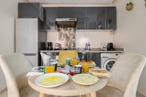POOL, Central Location, Cosy 1BR, AC, Parking - Image 5