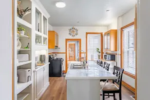 Spacious, historical oasis in center city - Image 4