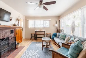 Cozy Family Bungalow • Sleeps 4 • Rare Park 2 Cars - Image 2