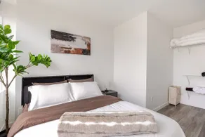 Onyx Downtown Suite | Skyline Views + Parking - Image 4