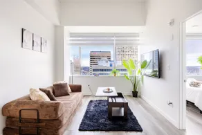Onyx Downtown Suite | Skyline Views + Parking - Image 2