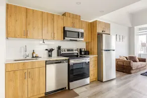 Onyx Downtown Suite | Skyline Views + Parking - Image 5