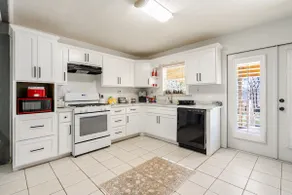 Comfortable 4BR•2 King Beds• Near Arbor Place Mall - Image 4