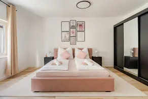 Boutique studio at the harbor ”Pretty In Pink” - Image 2