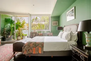 Art-FilledTownhouse with heating & AC - Image 2