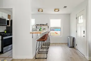 Newly renovated unit in Barton Hills - Image 4