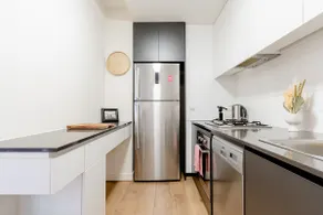 Stylish Riverside​ Apartment near Victoria​ Park - Image 3