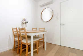 Stylish Riverside​ Apartment near Victoria​ Park - Image 2