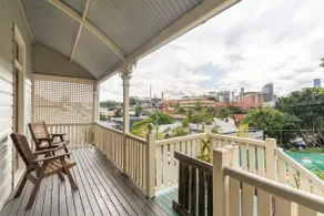 4 bedroom house - Walk to Southbank - Image 4