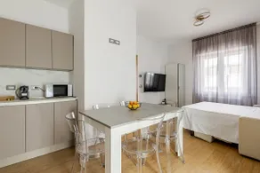 Lux Three-Room Apartment 55 sqm: Mega Kitchen, Balcony & Patio - Image 5
