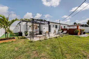 4BR Pool VILLA, Private Backyard, 10 Min to Beach - Image 5