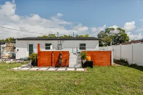 4BR Pool VILLA, Private Backyard, 10 Min to Beach - Image 2