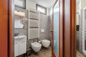 Como. Private parking, air conditioning and outdoor space - Image 4
