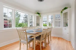 Wonderfully Comfortable Light-Filled Seattle Home - Image 4