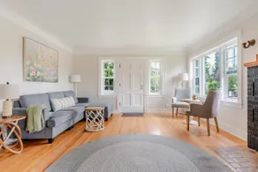Wonderfully Comfortable Light-Filled Seattle Home - Image 2