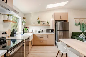 2B2B Modern Cabin with AC, minutes to Lightrail - Image 4