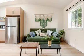 2B2B Modern Cabin with AC, minutes to Lightrail - Image 3