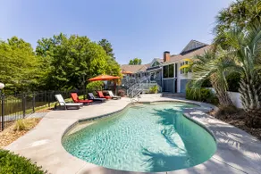 Lakefront w pool, perfect place for a small venue - Image 3