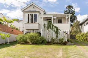 Stay in a Homey, Restored Queenslander Cottage - Image 3