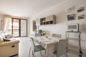 Delightful lake view residence - Image 3