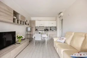Delightful lake view residence - Image 2