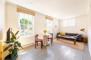 Guest Apartment in Converted 1870s Carriage House - Image 4