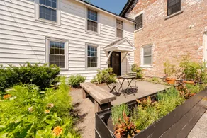 Guest Apartment in Converted 1870s Carriage House - Image 2