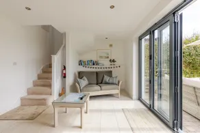 Spacious property set in meadow with sea views. - Image 3