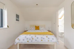 Spacious property set in meadow with sea views. - Image 4