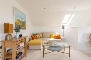 Spacious property set in meadow with sea views. - Image 2