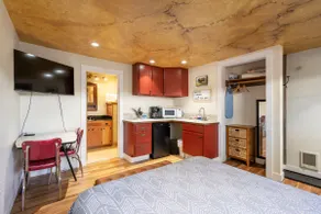 Westmoreland Studio–AC, Art, Comfort - Image 2