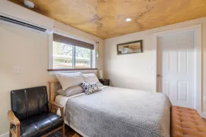 Westmoreland Studio–AC, Art, Comfort - Image 3