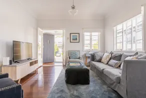 CBD/New Farm, 5 Bedroom House, A/C, 4 Carparks - Image 2