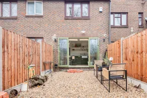 Spring Stays Cosy 2-Bed Residence with Free Parking - Image 5