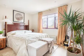Spring Stays Cosy 2-Bed Residence with Free Parking - Image 2