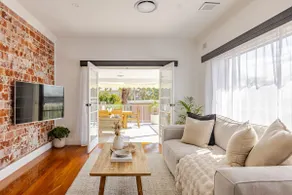 -City Centre - Views - Private Garage - Ducted Air - Image 2