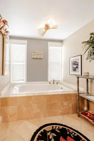 City Park Guesthouse: Jetted Tub, Free Parking - Image 2