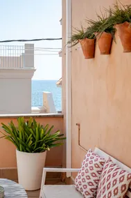 Poppy’s Beach House/48 steps from the sea. - Image 3