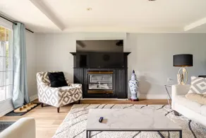 Private house with lake view on the entire floor > Near airport > Super large bed > Private bathroom and kitchen > Not shared - Image 3