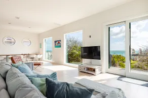 Melbee’s TideHouse | Oceanfront 4 Bedroom Ensuites - Image 3